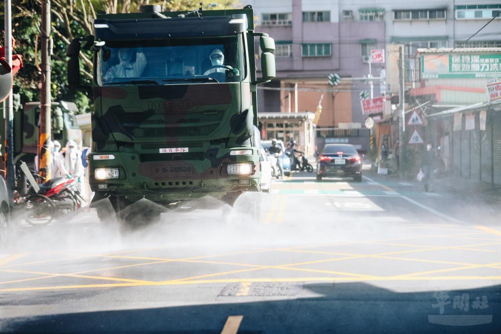 消毒車噴灑消毒劑。 圖:軍聞社/提供 消毒車噴灑消毒劑。 圖:軍聞社/提供