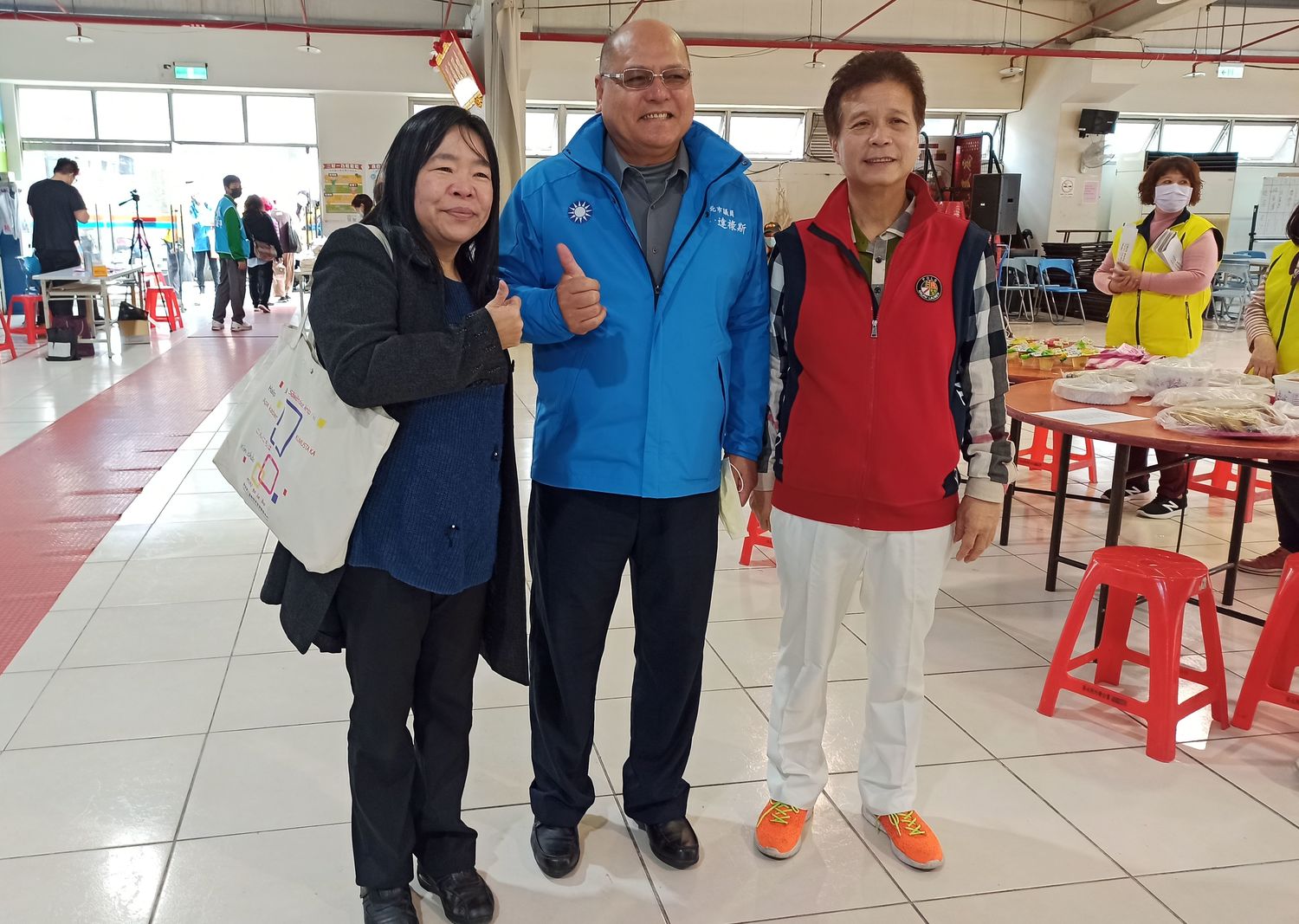 社會局主秘吳淑芳(左)到場感謝汐止厚德里長陳有諒(右)揪團送 42桌年菜,中為市議員忠仁˙達祿斯。 圖:新北市社會局提供 社會局主秘吳淑芳(左)到場感謝汐止厚德里長陳有諒(右)揪團送 42桌年菜,中為市議員忠仁˙達祿斯。 圖:新北市社會局提供
