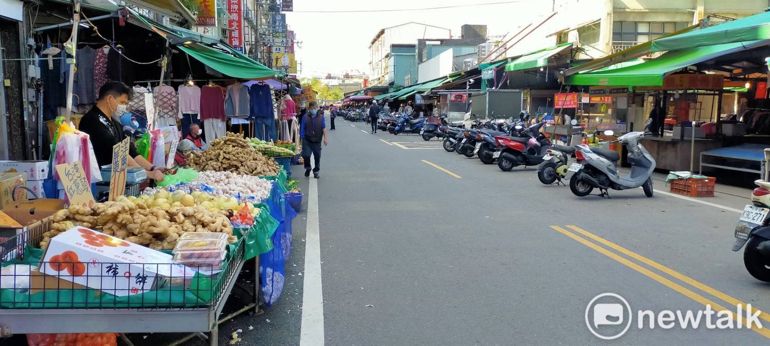 平常文化街上的機車停滿滿,行人難以通過,今天卻不見採買人潮和車潮。 圖:林昀真/攝 平常文化街上的機車停滿滿,行人難以通過,今天卻不見採買人潮和車潮。 圖:林昀真/攝