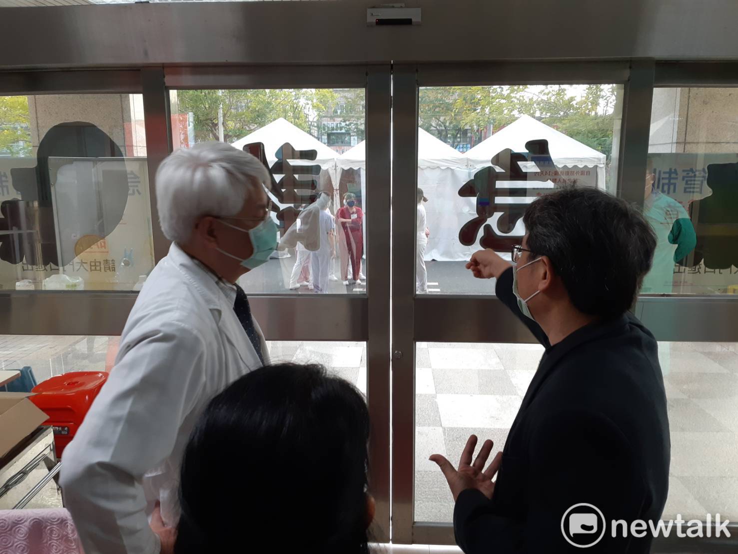 嘉義市衛生局長張耀懋與衛福部嘉義醫院院長黃元德,視察部嘉急診設施。 圖:蔡坤龍/攝 嘉義市衛生局長張耀懋與衛福部嘉義醫院院長黃元德,視察部嘉急診設施。 圖:蔡坤龍/攝