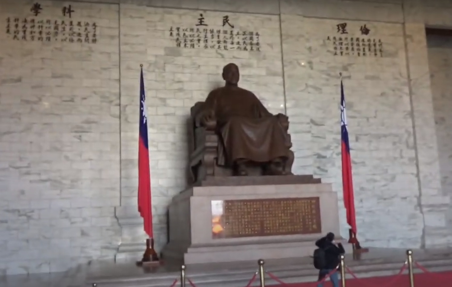 台灣國蛋洗蔣介石銅像 圖:擷取自youtube 台灣國蛋洗蔣介石銅像 圖:擷取自youtube