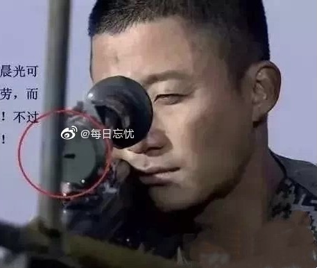 吳京被發現瞄準時沒打開瞄準鏡蓋。 圖:翻攝自每日忘懮微博 吳京被發現瞄準時沒打開瞄準鏡蓋。 圖:翻攝自每日忘懮微博