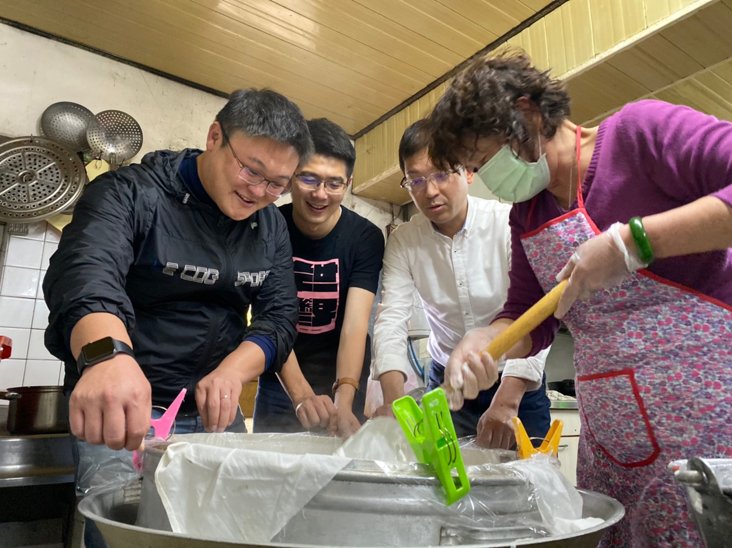三名市議員跟著社區媽媽學做蘿蔔糕。 施志昌/提供 三名市議員跟著社區媽媽學做蘿蔔糕。 施志昌/提供