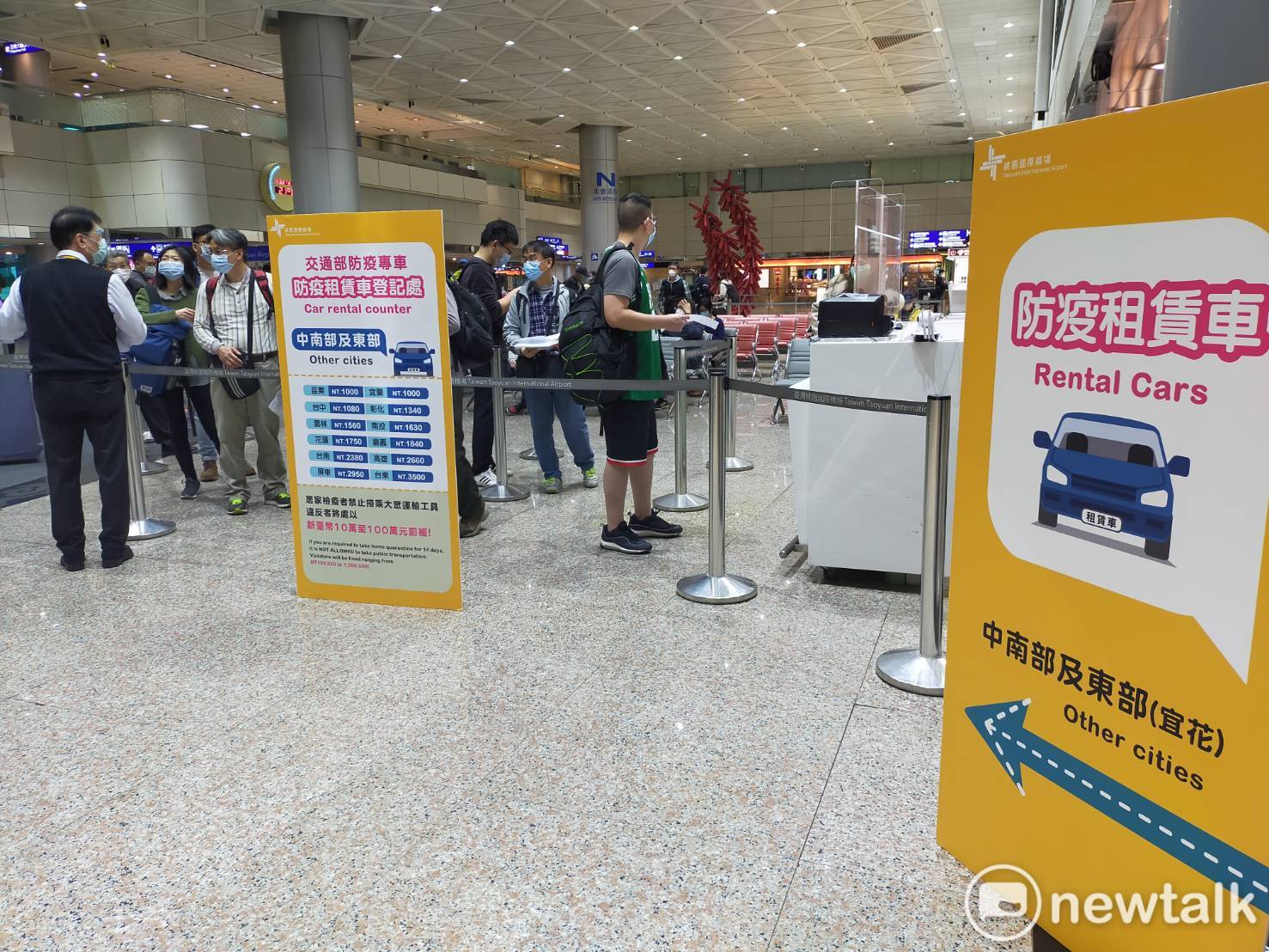 因應春節前返鄉潮,桃機公司近期調度超過900輛防疫車輛協助疏運旅客。 圖:林昀真/攝 因應春節前返鄉潮,桃機公司近期調度超過900輛防疫車輛協助疏運旅客。 圖:林昀真/攝