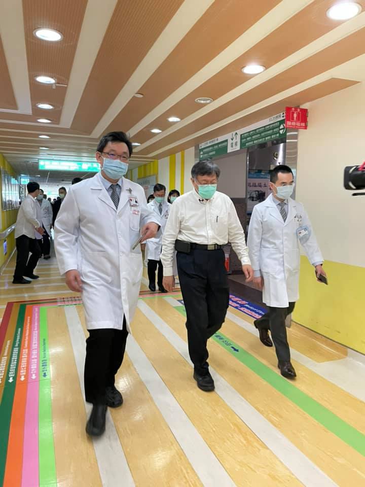 呂秀蓮今(23)日受訪時表示,柯文哲學醫出身,如果疫情在他領導下,應該是很輕鬆的。圖為柯文哲日前視察台北市和平醫院防疫準備。 圖:取自柯文哲臉書 呂秀蓮今(23)日受訪時表示,柯文哲學醫出身,如果疫情在他領導下,應該是很輕鬆的。圖為柯文哲日前視察台北市和平醫院防疫準備。 圖:取自柯文哲臉書