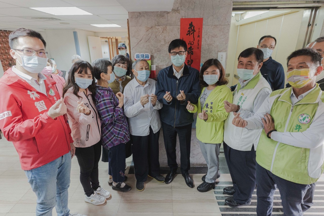 卡位搶不過民進黨民代,黃捷(左二)只能挨著長輩拍照。 圖:高雄市政府/提供 卡位搶不過民進黨民代,黃捷(左二)只能挨著長輩拍照。 圖:高雄市政府/提供