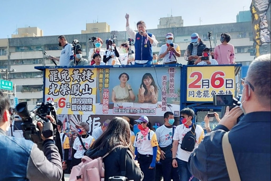前陸委會副主委張顯耀在臉書呼籲高雄市民罷捷。 圖 : 翻攝自張顯耀臉書 前陸委會副主委張顯耀在臉書呼籲高雄市民罷捷。 圖 : 翻攝自張顯耀臉書