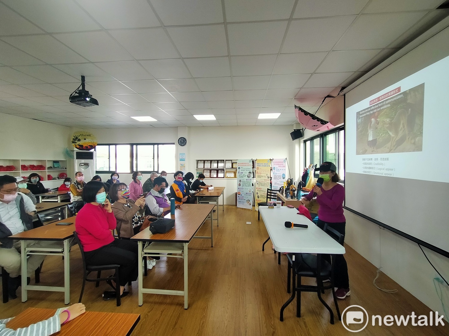 吳潔萍分享她的旅遊經驗。 唐復年/攝 吳潔萍分享她的旅遊經驗。 唐復年/攝