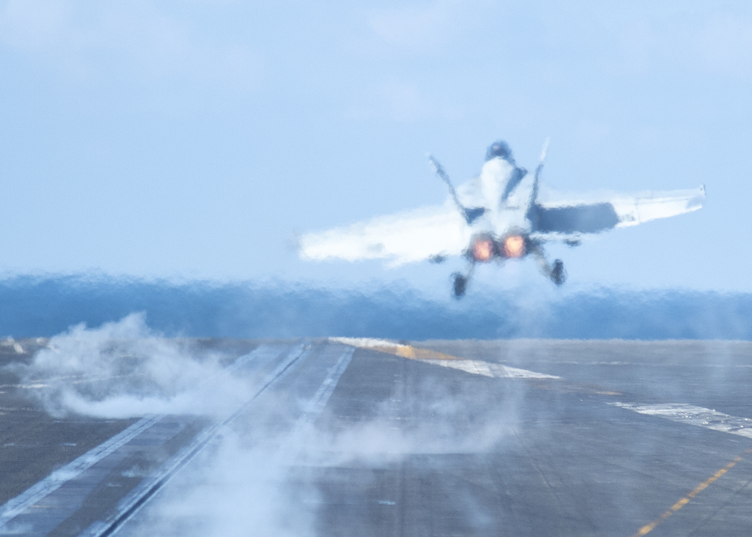 F/A-18E/F超級大黃蜂戰鬥攻擊機,23日從羅斯福號航母的駕駛艙起飛。 圖:取自美軍印太司令部(U.S.Indo-Pacific Command)官網 F/A-18E/F超級大黃蜂戰鬥攻擊機,23日從羅斯福號航母的駕駛艙起飛。 圖:取自美軍印太司令部(U.S.Indo-Pacific Command)官網