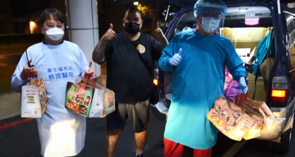 陳記鹹酥雞送上剛炸好的雞排。 圖:翻攝我是中壢人臉書 陳記鹹酥雞送上剛炸好的雞排。 圖:翻攝我是中壢人臉書