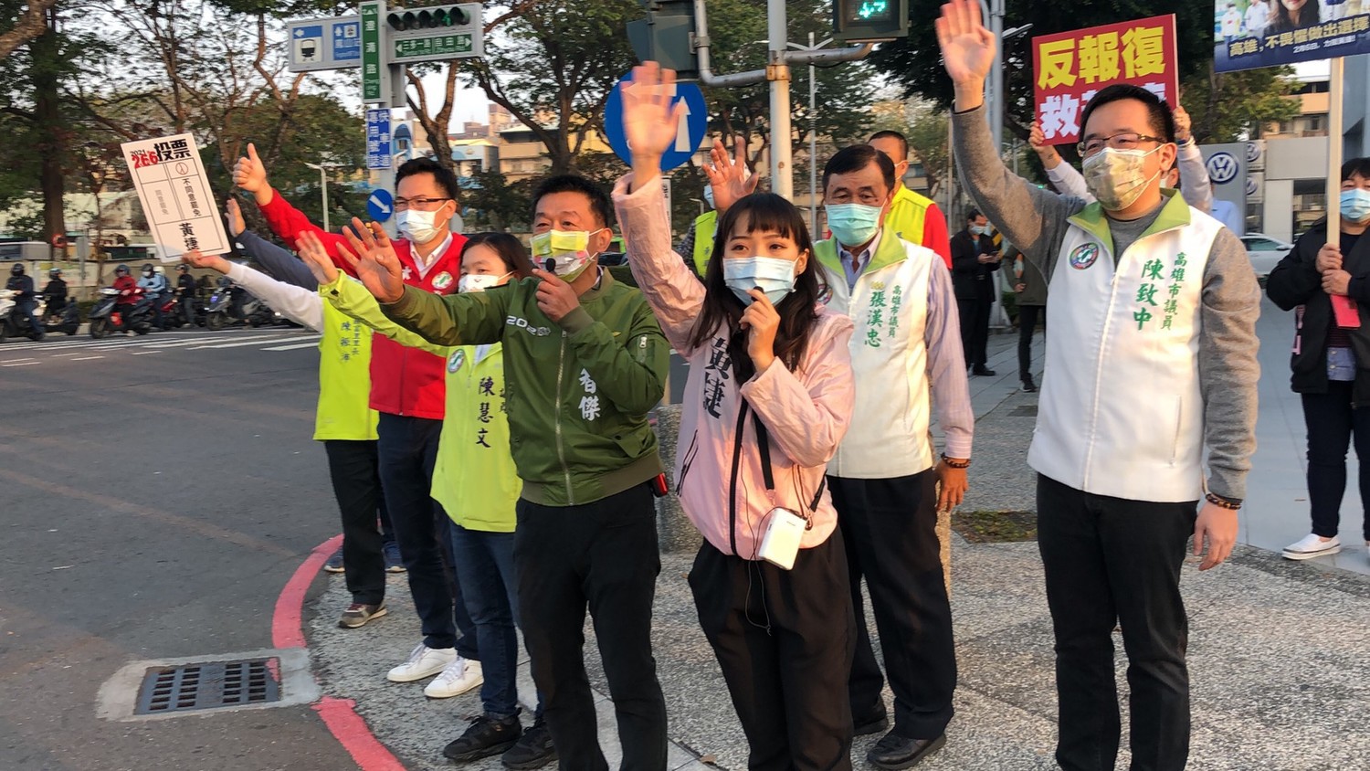 黃捷呼籲鳳山公民投下「不同意」罷免票,希望杜絕報復式罷免,讓高雄回歸民主城市。 圖:擷取自黃捷臉書 黃捷呼籲鳳山公民投下「不同意」罷免票,希望杜絕報復式罷免,讓高雄回歸民主城市。 圖:擷取自黃捷臉書