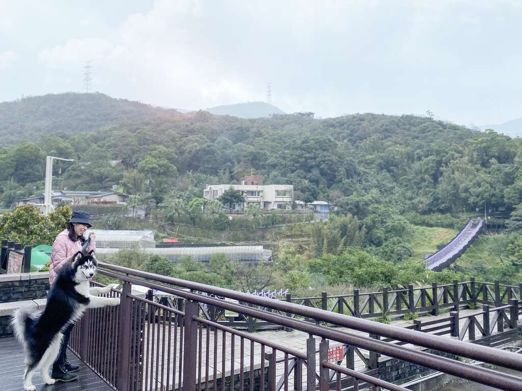 碧山路旁人車分道,遠眺吊橋及周邊山景。 圖:取自台北旅遊網 碧山路旁人車分道,遠眺吊橋及周邊山景。 圖:取自台北旅遊網
