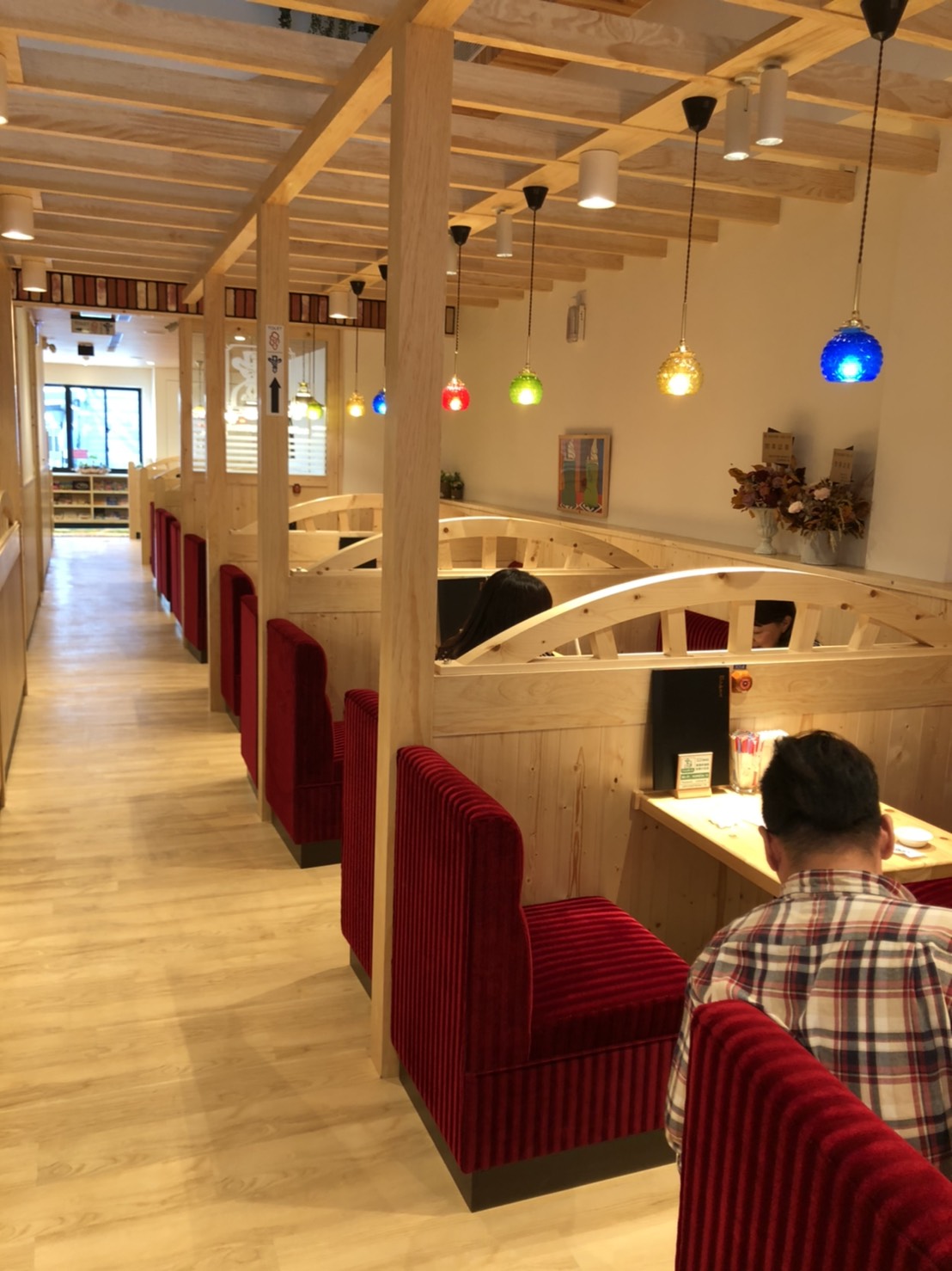 客美多咖啡小北店設計配合挑高6.9米的空間,以歐式庭園風格呈現,西班牙紅磚瓦、座席區的歐式原木棚架、大型的鐘塔,充滿渡假風情。 圖:黃博郎/攝 客美多咖啡小北店設計配合挑高6.9米的空間,以歐式庭園風格呈現,西班牙紅磚瓦、座席區的歐式原木棚架、大型的鐘塔,充滿渡假風情。 圖:黃博郎/攝
