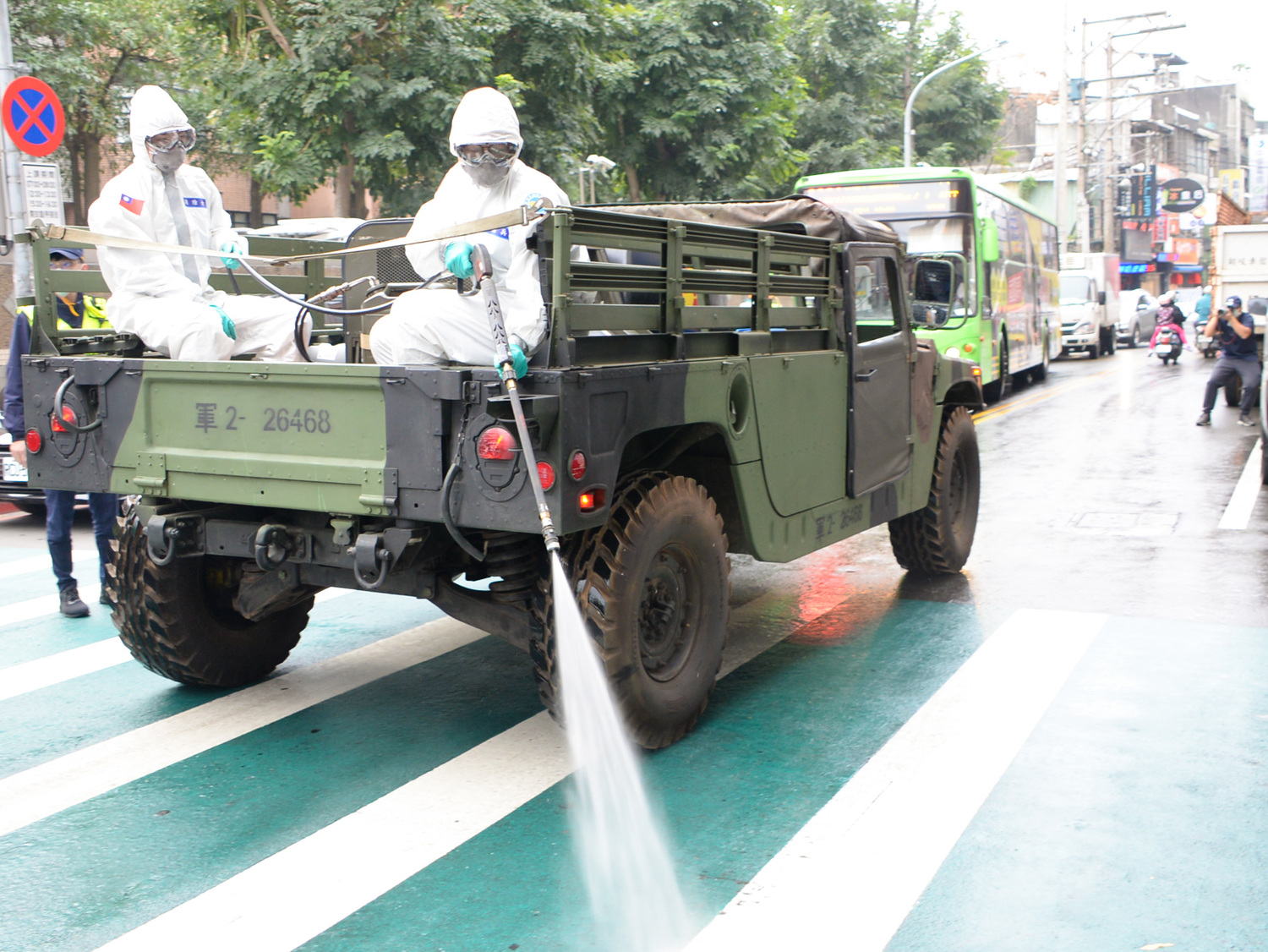 今明2天,桃市府環保局與國軍33化兵群分工至八德全區大消毒。 圖:桃園市政府環保局/提供 今明2天,桃市府環保局與國軍33化兵群分工至八德全區大消毒。 圖:桃園市政府環保局/提供