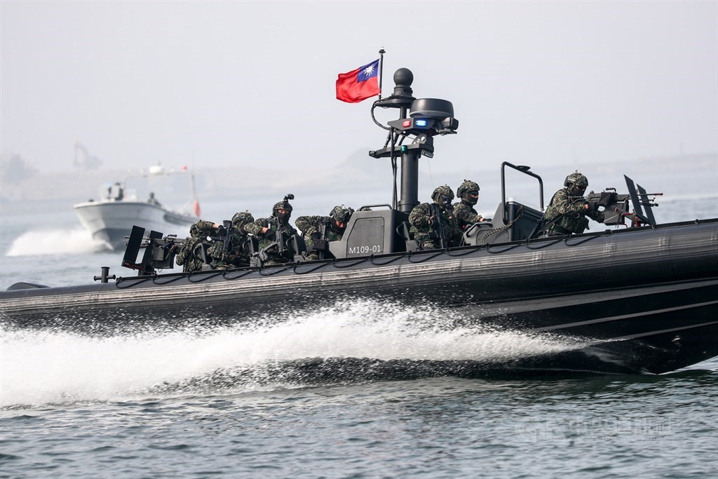 海軍今日在左營軍港舉行反特攻操演,海軍陸戰隊乘M109突擊艇快速前進。(中央社記者王騰毅攝 ) 圖:中央社/提供 海軍今日在左營軍港舉行反特攻操演,海軍陸戰隊乘M109突擊艇快速前進。(中央社記者王騰毅攝 ) 圖:中央社/提供