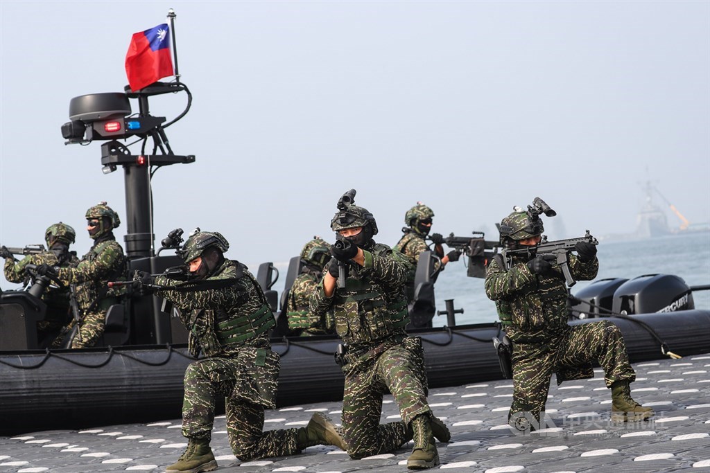 海軍今日在左營軍港舉行反特攻演練,海軍陸戰隊駕駛M109突擊艇模擬岸邊警戒狀態。(中央社記者王騰毅攝 ) 圖:中央社/提供 海軍今日在左營軍港舉行反特攻演練,海軍陸戰隊駕駛M109突擊艇模擬岸邊警戒狀態。(中央社記者王騰毅攝 ) 圖:中央社/提供