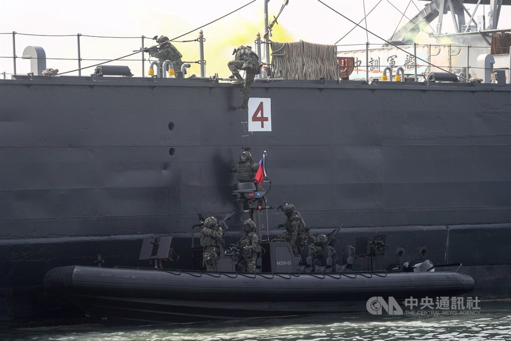 海軍今日在左營軍港實施春節加強戰備操演,海軍陸戰隊乘M109突擊艇進行演練。(中央社記者王騰毅攝 ) 圖:中央社/提供 海軍今日在左營軍港實施春節加強戰備操演,海軍陸戰隊乘M109突擊艇進行演練。(中央社記者王騰毅攝 ) 圖:中央社/提供