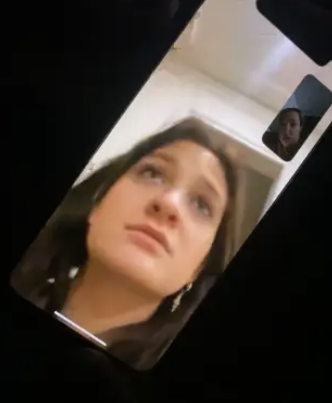 Tana Mongeau於她的Instagram上發布了一段近20分鐘的影片,影片中描述克勞蒂亞似乎正在與她的母親以及一個據稱是她父親喬治.康威(George Conway)的男人發生爭執 圖:翻攝自@Tana Mongeau Instagram Tana Mongeau於她的Instagram上發布了一段近20分鐘的影片,影片中描述克勞蒂亞似乎正在與她的母親以及一個據稱是她父親喬治.康威(George Conway)的男人發生爭執 圖:翻攝自@Tana Mongeau Instagram
