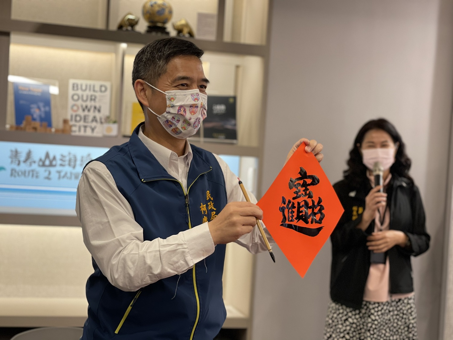 民政局長柯慶忠表示,民眾可以提前或延後至宮廟祈福,並做好相關防疫措施,也可以在家拜拜。 圖:新北市民政局提供 民政局長柯慶忠表示,民眾可以提前或延後至宮廟祈福,並做好相關防疫措施,也可以在家拜拜。 圖:新北市民政局提供
