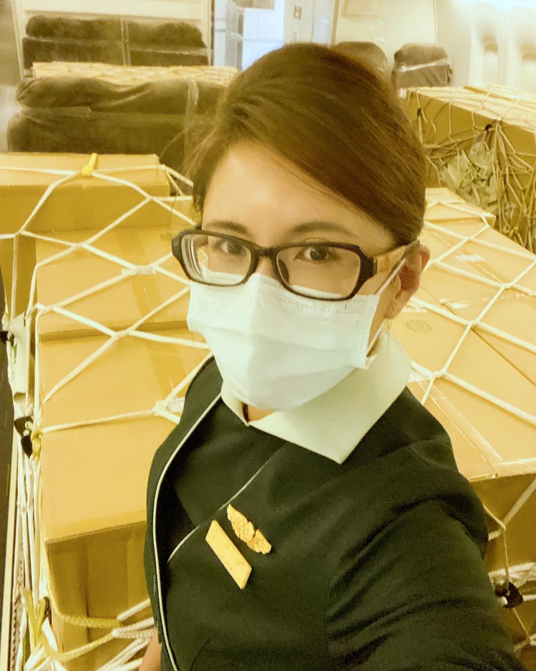 空姐莉亞仍然搭機周遊列國,但服務的是貨物不是乘客,她疾呼別辜負冒著極大風險守護台灣的人們。 圖:翻攝自莉亞x空姐心事臉書 空姐莉亞仍然搭機周遊列國,但服務的是貨物不是乘客,她疾呼別辜負冒著極大風險守護台灣的人們。 圖:翻攝自莉亞x空姐心事臉書