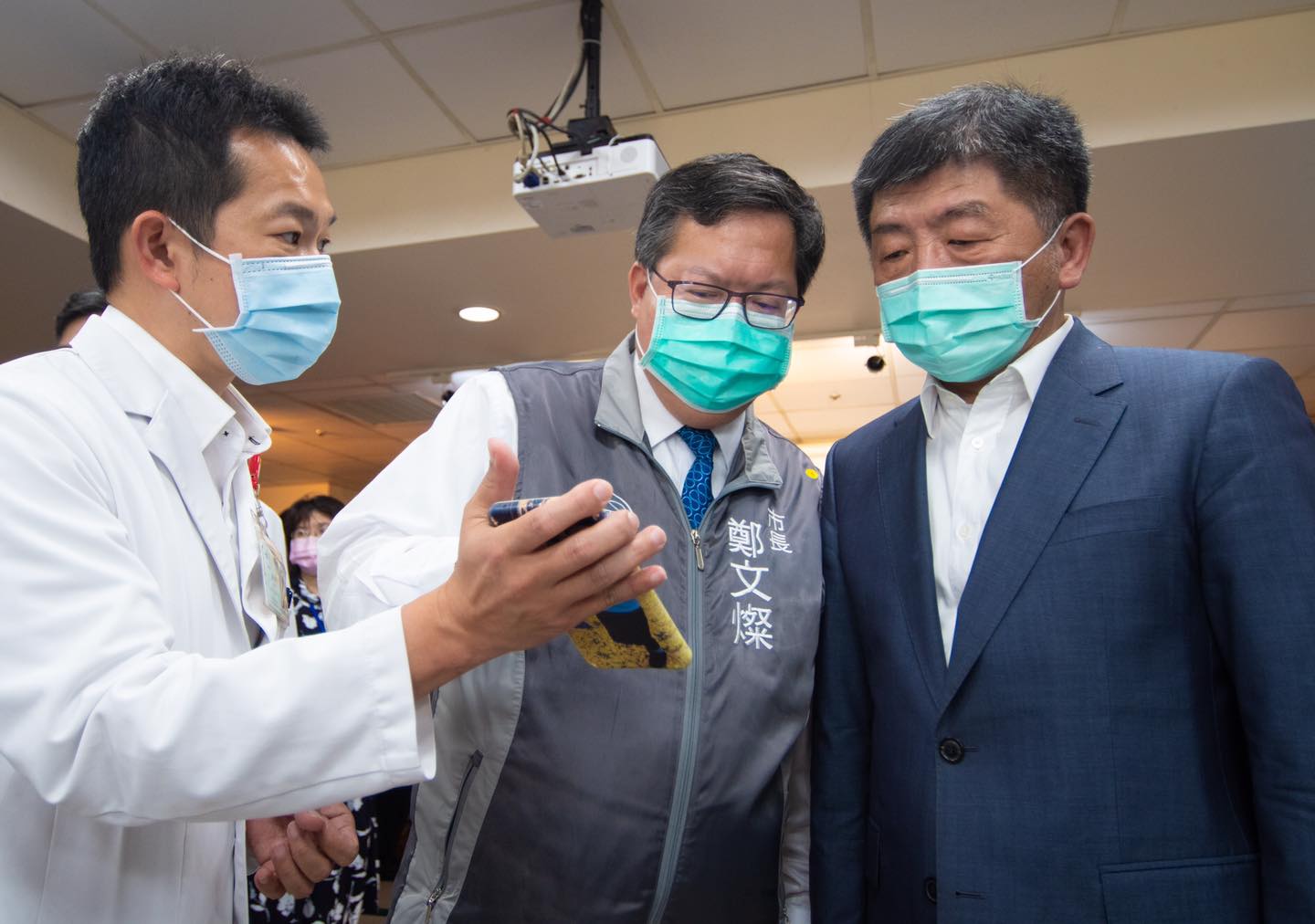 桃園市長鄭文燦感謝「這位先生」陳時中,從來沒有休息過,自疫情爆發以來始終堅守崗位守護台灣。 圖:翻攝自鄭文燦臉書 桃園市長鄭文燦感謝「這位先生」陳時中,從來沒有休息過,自疫情爆發以來始終堅守崗位守護台灣。 圖:翻攝自鄭文燦臉書