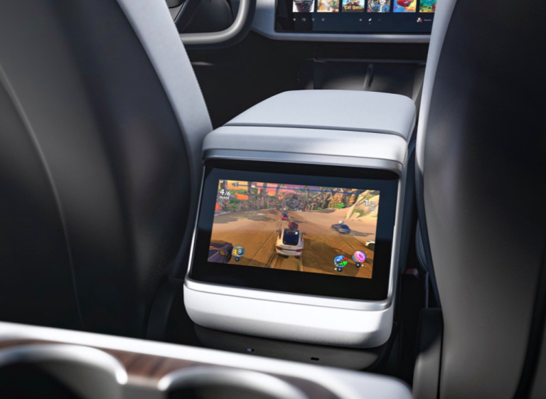 新版Model S在後座加裝螢幕。 圖:翻攝自Tesla 新版Model S在後座加裝螢幕。 圖:翻攝自Tesla
