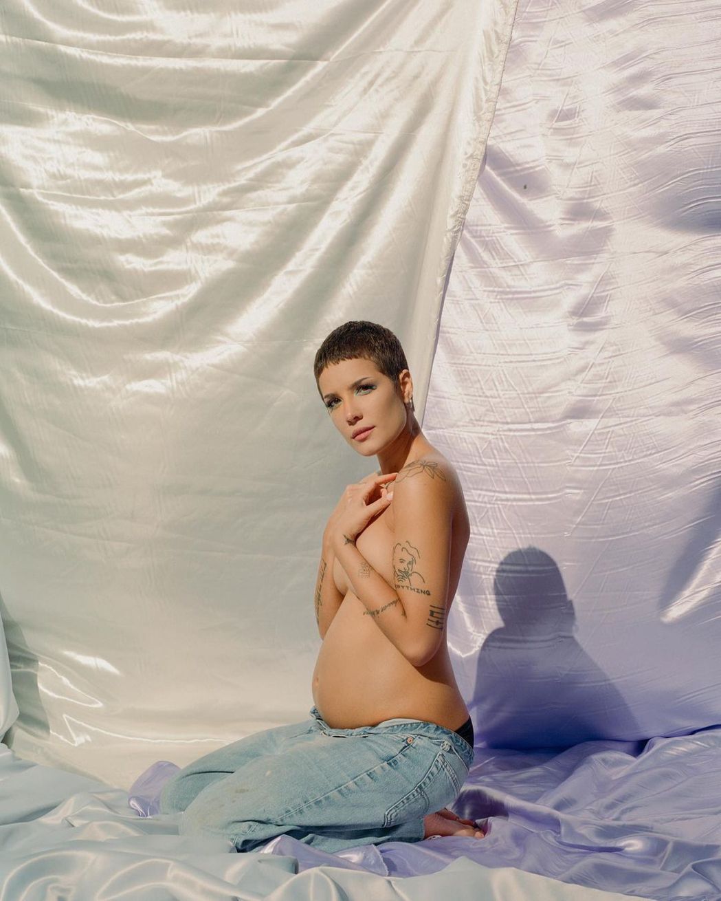 Halsey喜曬半裸孕照。 圖:翻攝自Halsey IG Halsey喜曬半裸孕照。 圖:翻攝自Halsey IG