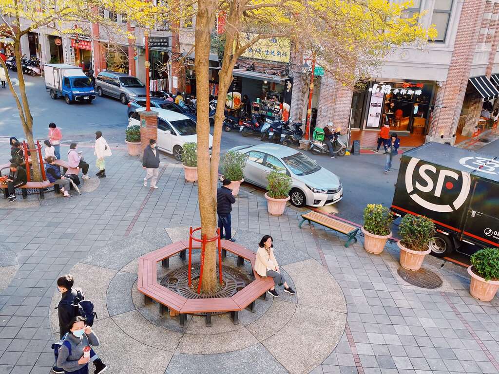 逛累了到永樂廣場稍作休息。 圖:取自台北旅遊網 逛累了到永樂廣場稍作休息。 圖:取自台北旅遊網