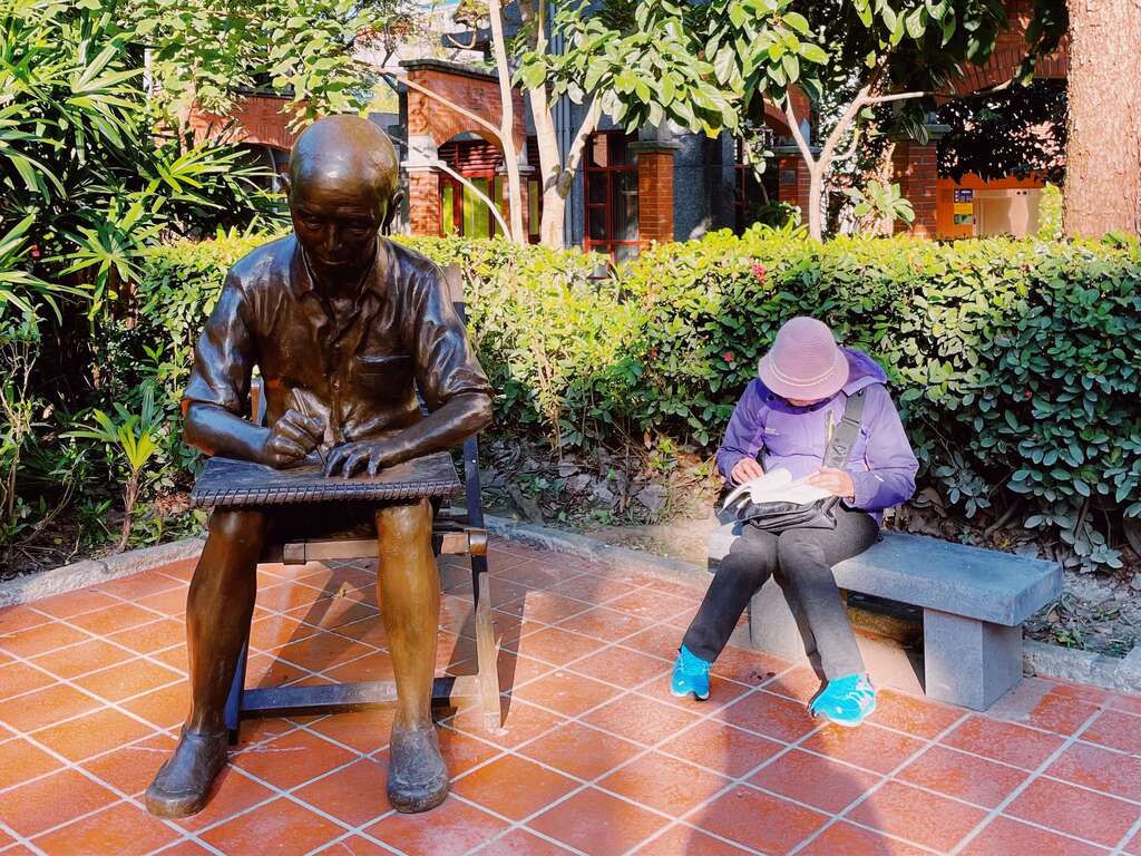 大稻埕公園內李臨秋大師雕像。 圖:取自台北旅遊網 大稻埕公園內李臨秋大師雕像。 圖:取自台北旅遊網