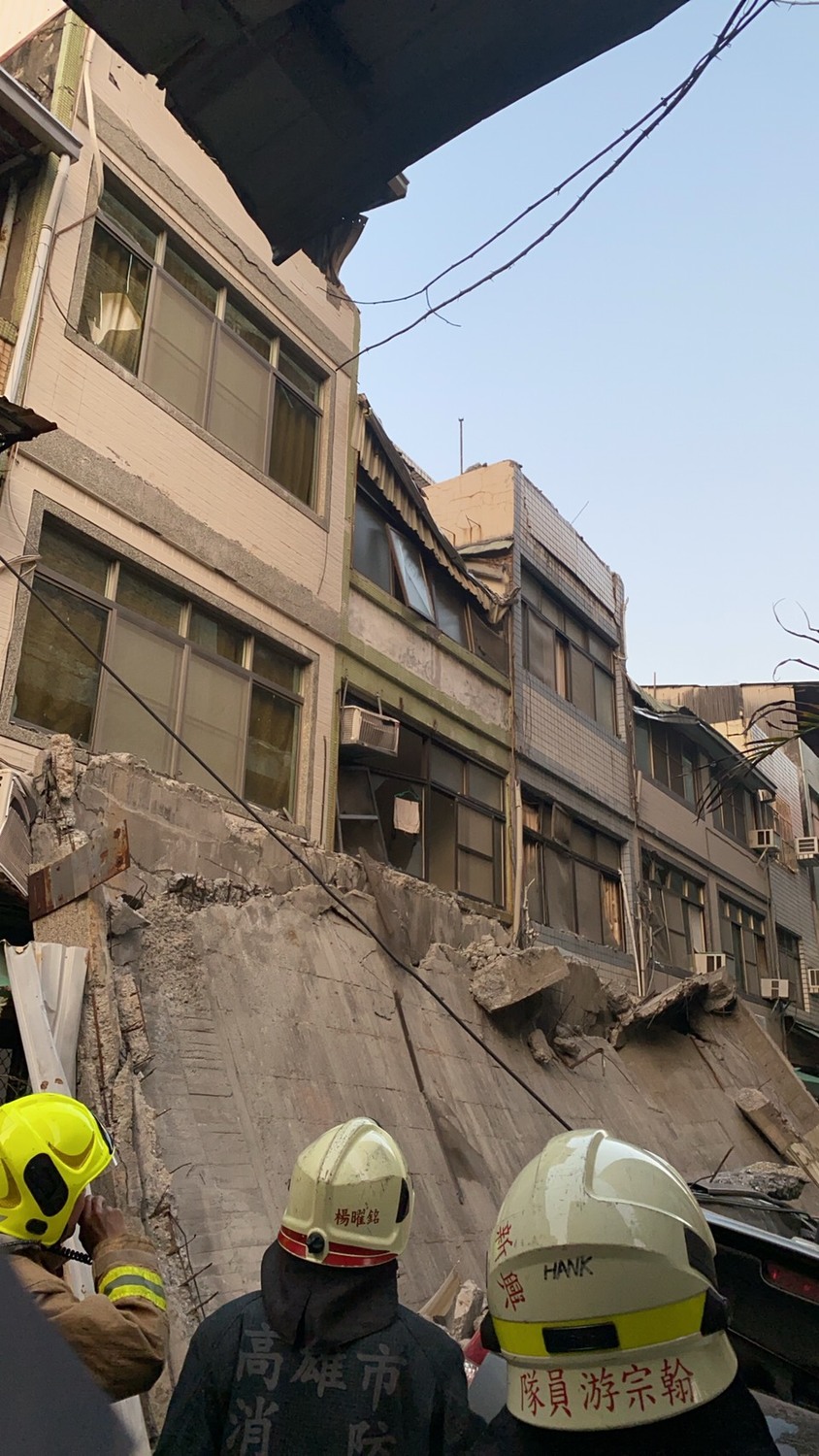 高雄新興區八德二路與同愛街口發生1棟5樓的建築物外牆倒塌意外 圖 : 翻攝自網路 高雄新興區八德二路與同愛街口發生1棟5樓的建築物外牆倒塌意外 圖 : 翻攝自網路