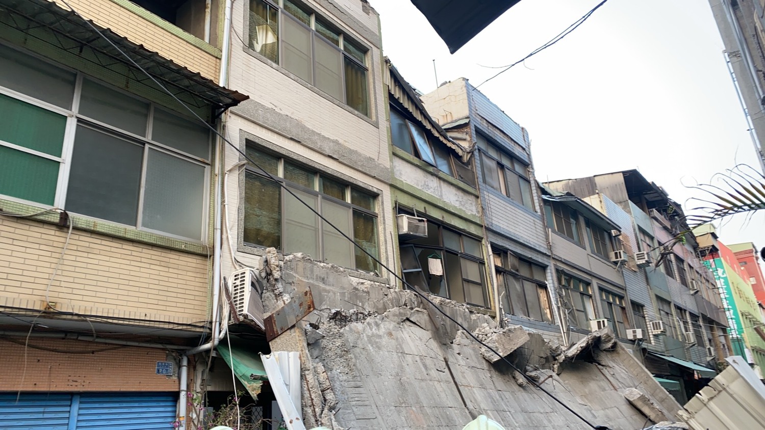 高雄新興區八德二路與同愛街口發生1棟5樓的建築物外牆倒塌意外 圖 : 翻攝自網路 高雄新興區八德二路與同愛街口發生1棟5樓的建築物外牆倒塌意外 圖 : 翻攝自網路