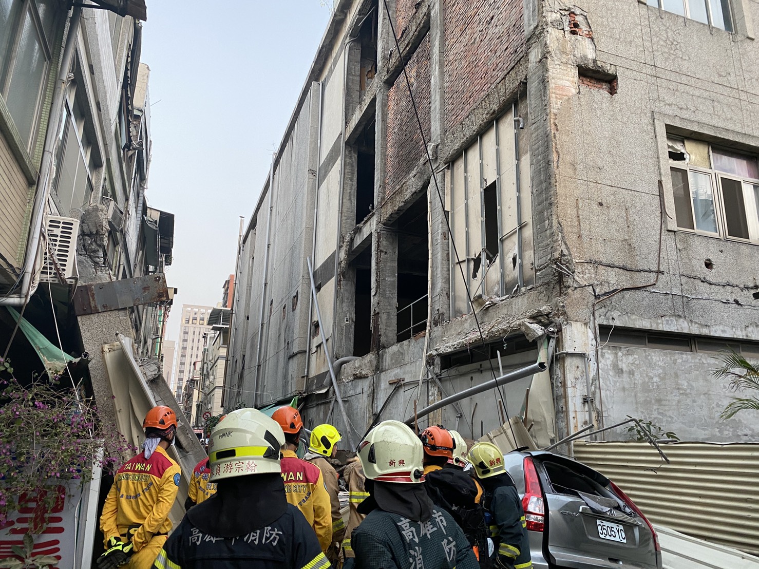 高雄新興區八德二路與同愛街口發生1棟5樓的建築物外牆倒塌意外 圖 : 翻攝自網路 高雄新興區八德二路與同愛街口發生1棟5樓的建築物外牆倒塌意外 圖 : 翻攝自網路
