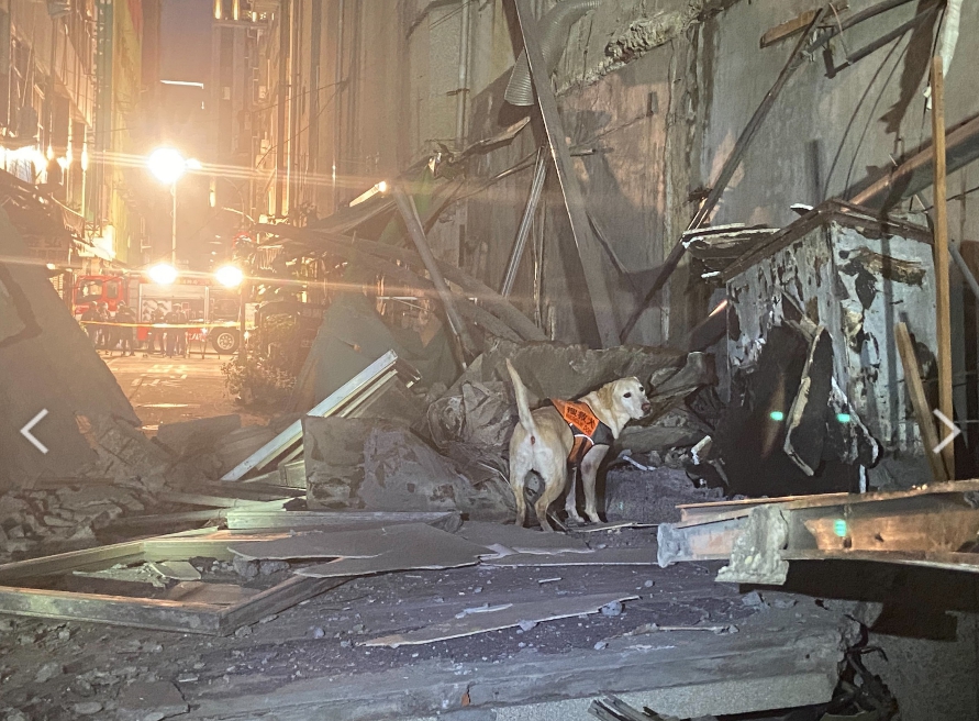 高雄新興區八德二路與同愛街口發生1棟5樓的建築物外牆倒塌意外,所幸無人傷亡。 圖 : 翻攝自網路 高雄新興區八德二路與同愛街口發生1棟5樓的建築物外牆倒塌意外,所幸無人傷亡。 圖 : 翻攝自網路