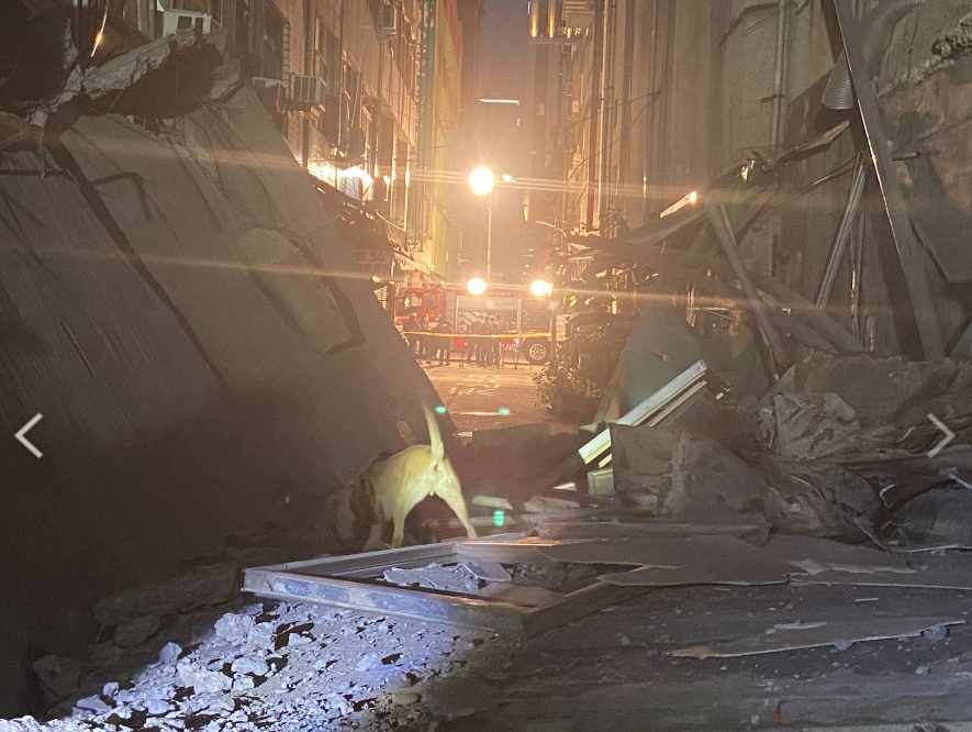 高雄新興區八德二路與同愛街口發生1棟5樓的建築物外牆倒塌意外 圖 : 翻攝自網路 高雄新興區八德二路與同愛街口發生1棟5樓的建築物外牆倒塌意外 圖 : 翻攝自網路