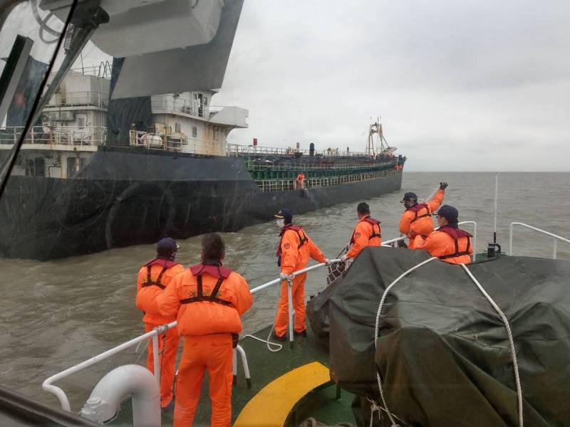 台灣海巡隊阻止中國抽砂船盜採海沙。 圖 : 海巡隊 / 提供 台灣海巡隊阻止中國抽砂船盜採海沙。 圖 : 海巡隊 / 提供