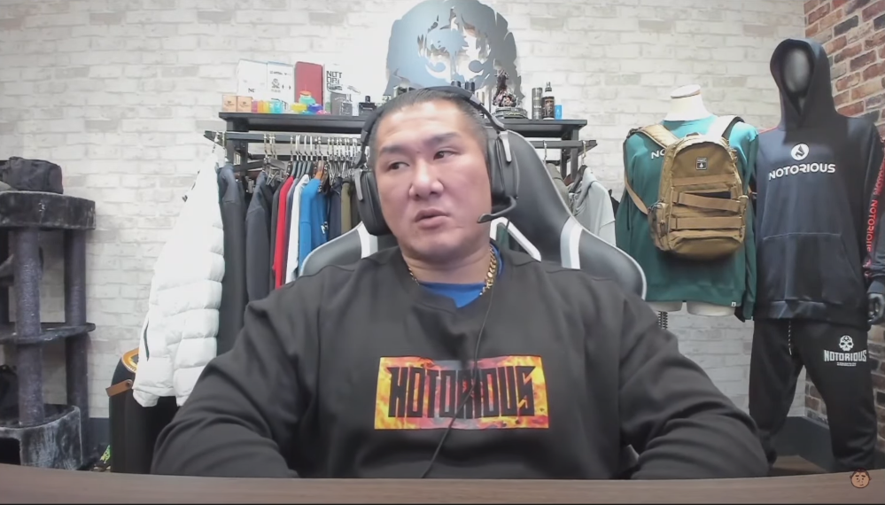 「館長」陳之漢宣布將「Notorious」正式贊助Beyond Gaming。 圖:翻攝自Youtube 「館長」陳之漢宣布將「Notorious」正式贊助Beyond Gaming。 圖:翻攝自Youtube