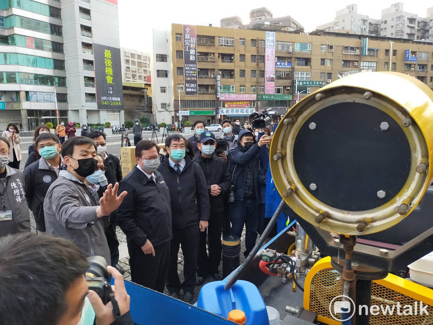 台南市府環保局清潔隊長吳耀州所帶領的7名隊員,明天將和桃園市防疫消毒大隊混合編組共同執行消毒工作。 圖:林昀真/攝 台南市府環保局清潔隊長吳耀州所帶領的7名隊員,明天將和桃園市防疫消毒大隊混合編組共同執行消毒工作。 圖:林昀真/攝