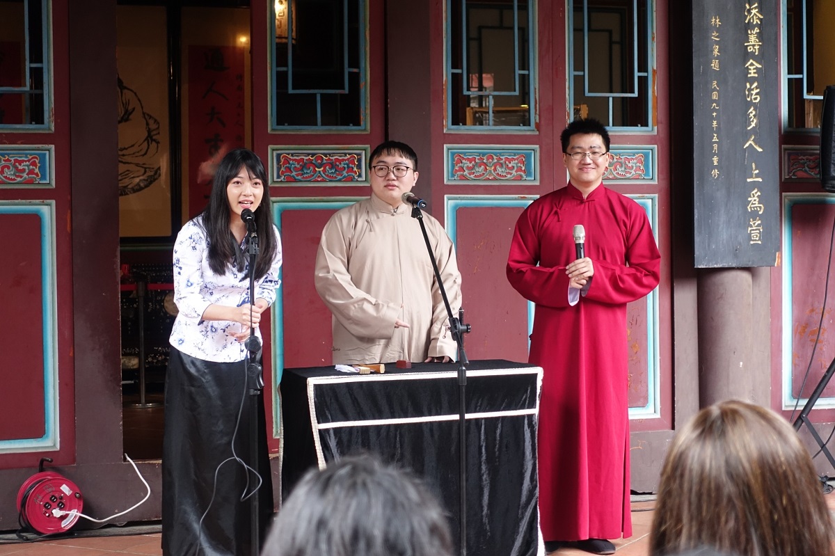 大年初二與初三(2月13日至14日)由台灣相聲新勢力《沐寧相聲說演坊》,以相聲藝術為基底帶出創新內容。 圖:新北市文化局提供 大年初二與初三(2月13日至14日)由台灣相聲新勢力《沐寧相聲說演坊》,以相聲藝術為基底帶出創新內容。 圖:新北市文化局提供