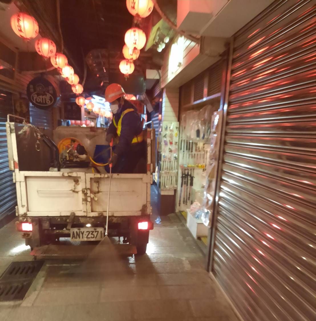 新北市環保局在九份老街消毒。 圖:新北市環保局提供 新北市環保局在九份老街消毒。 圖:新北市環保局提供