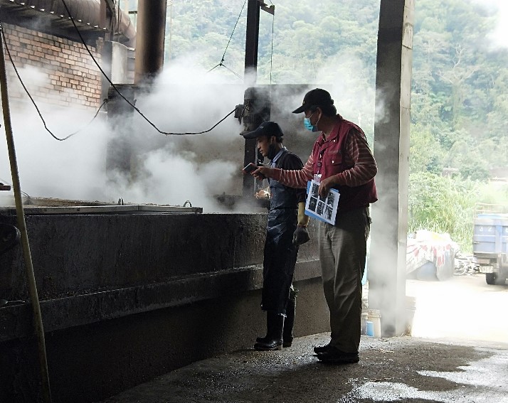 動保處防疫人員教導養豬場使用紅外線測溫器。 圖:新北市動保處提供 動保處防疫人員教導養豬場使用紅外線測溫器。 圖:新北市動保處提供