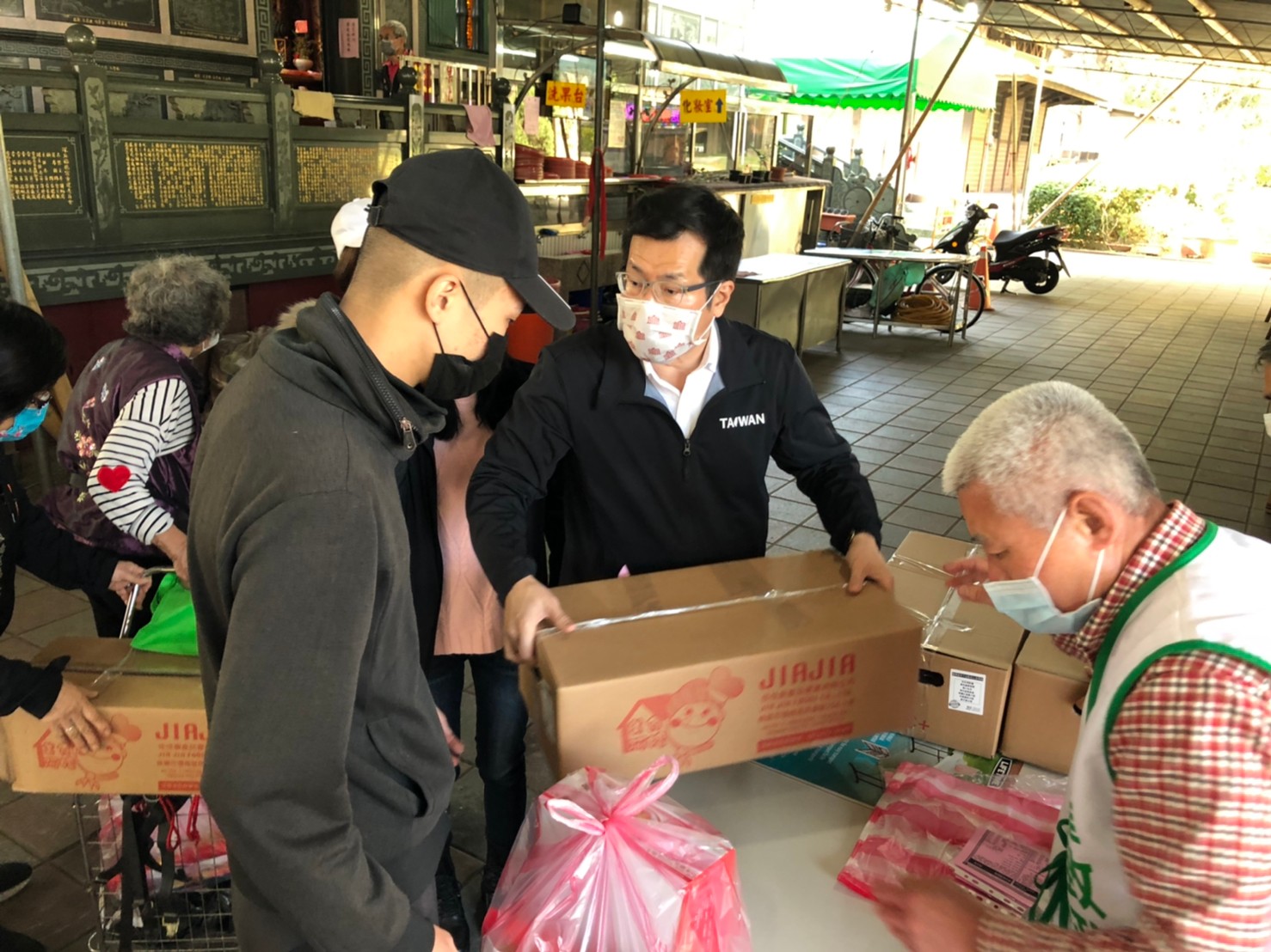 立委羅致政等人送暖給埔墘地區兩百多個弱勢家庭與民眾。 圖:羅致政服務處提供 立委羅致政等人送暖給埔墘地區兩百多個弱勢家庭與民眾。 圖:羅致政服務處提供
