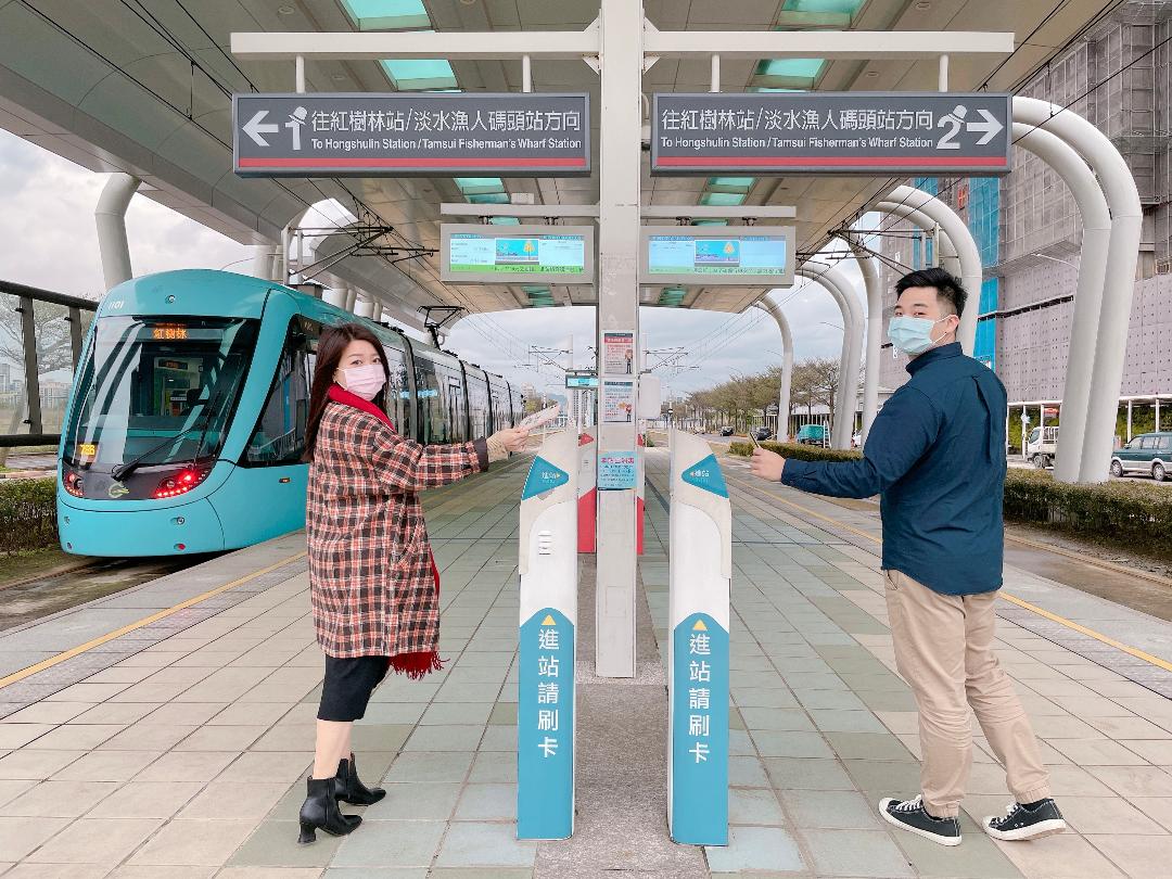 搭乘淡海輕軌請記得戴好口罩。 圖:新北捷運公司提供 搭乘淡海輕軌請記得戴好口罩。 圖:新北捷運公司提供