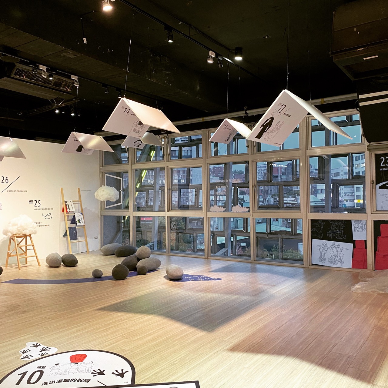 「轉角的29種練習」特展將繪本中小蛙在旅途上的所見所聞,轉化成生命歷程。 圖:新北市文化局提供 「轉角的29種練習」特展將繪本中小蛙在旅途上的所見所聞,轉化成生命歷程。 圖:新北市文化局提供