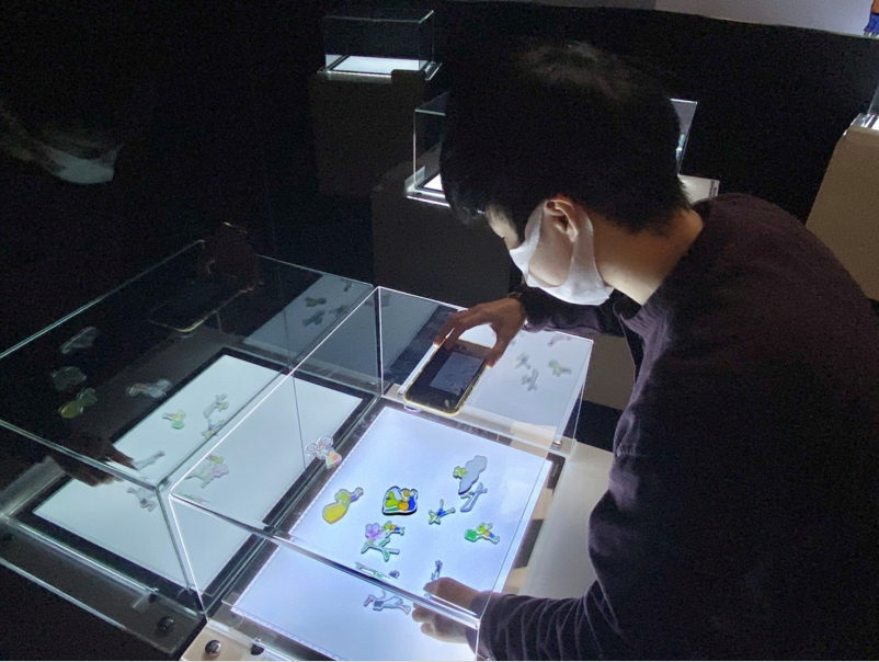 展場也特別設置了逐格動畫體驗區,民眾可以在光桌裝置上運用繪本內容及角色圖像動畫素材片,重新編排自己喜歡的畫面。 圖:新北市文化局提供 展場也特別設置了逐格動畫體驗區,民眾可以在光桌裝置上運用繪本內容及角色圖像動畫素材片,重新編排自己喜歡的畫面。 圖:新北市文化局提供