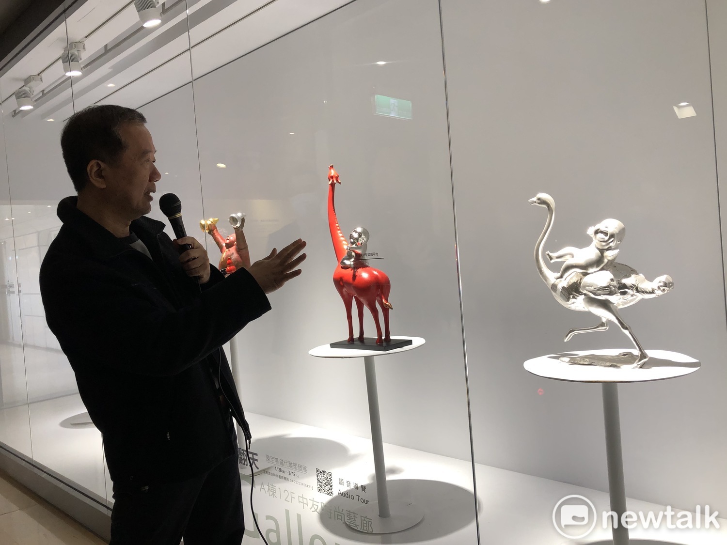 陳定鴻老師為來賓導覽作品。 唐復年/攝 陳定鴻老師為來賓導覽作品。 唐復年/攝