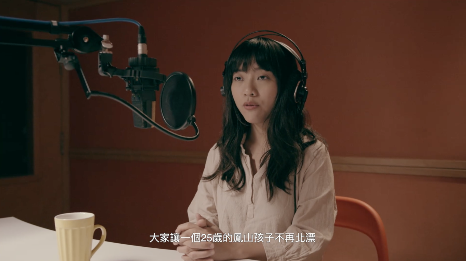 黃捷於影片中表示,自己一直感激兩年前鳳山鄉親讓一個25歲的鳳山孩子不再北漂,回鄉參選實現理想。黃捷說:「兩年來,我一直堅持的是鳳山優先,跟市民站在一起,而2月6號是一次報復性的罷免,也是對於我堅持理想的一次考驗。」 圖:翻攝自 Wecare高雄 臉書 黃捷於影片中表示,自己一直感激兩年前鳳山鄉親讓一個25歲的鳳山孩子不再北漂,回鄉參選實現理想。黃捷說:「兩年來,我一直堅持的是鳳山優先,跟市民站在一起,而2月6號是一次報復性的罷免,也是對於我堅持理想的一次考驗。」 圖:翻攝自 Wecare高雄 臉書