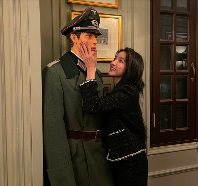 韓團GFRIEND的隊長Sowon因和納粹蠟像合照引起海外粉絲不滿，她也已將照片刪除。   圖：翻攝自Sowon IG