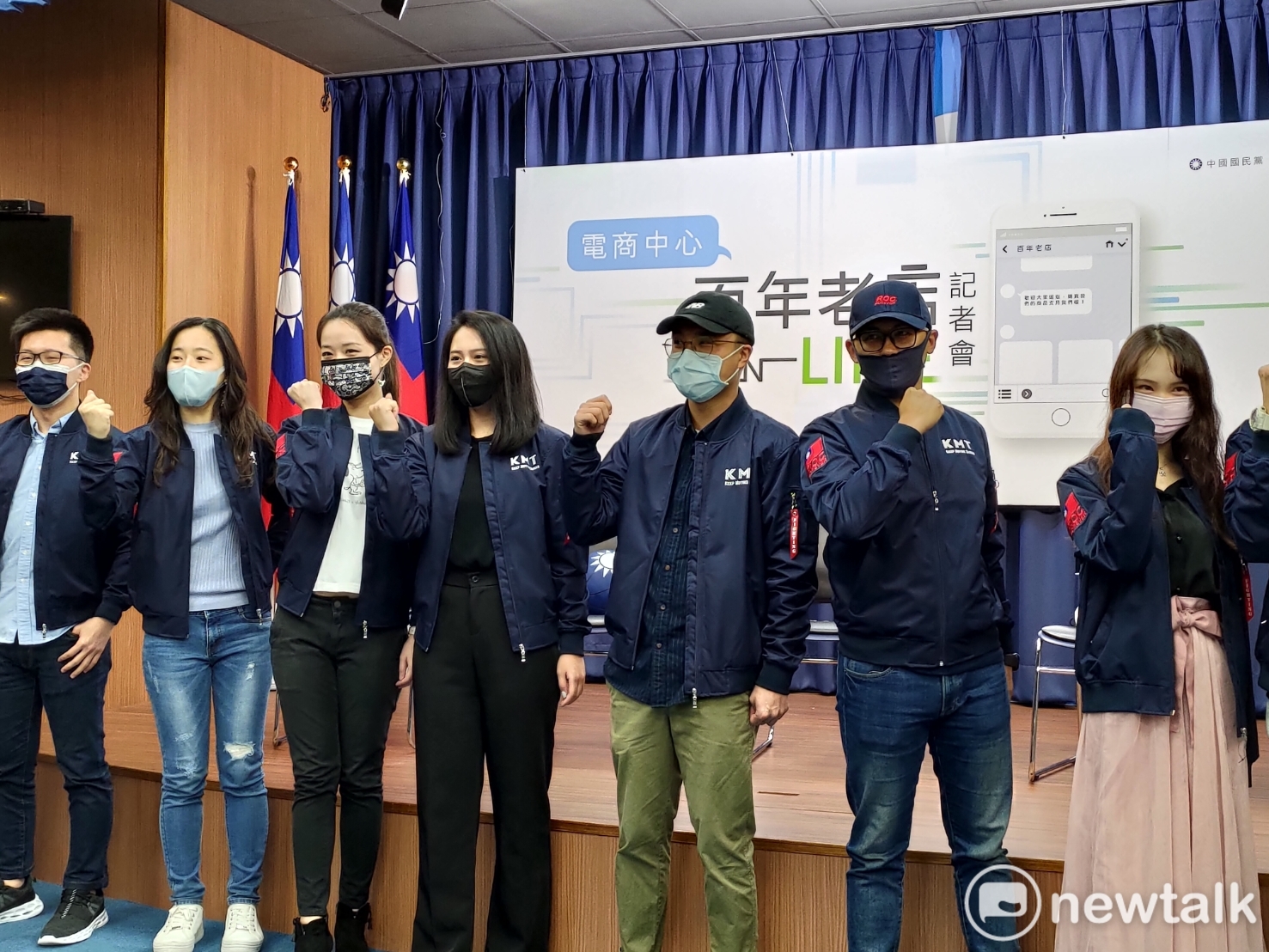 國民黨青年宣傳新版飛行外套。 圖:黃建豪/攝 國民黨青年宣傳新版飛行外套。 圖:黃建豪/攝