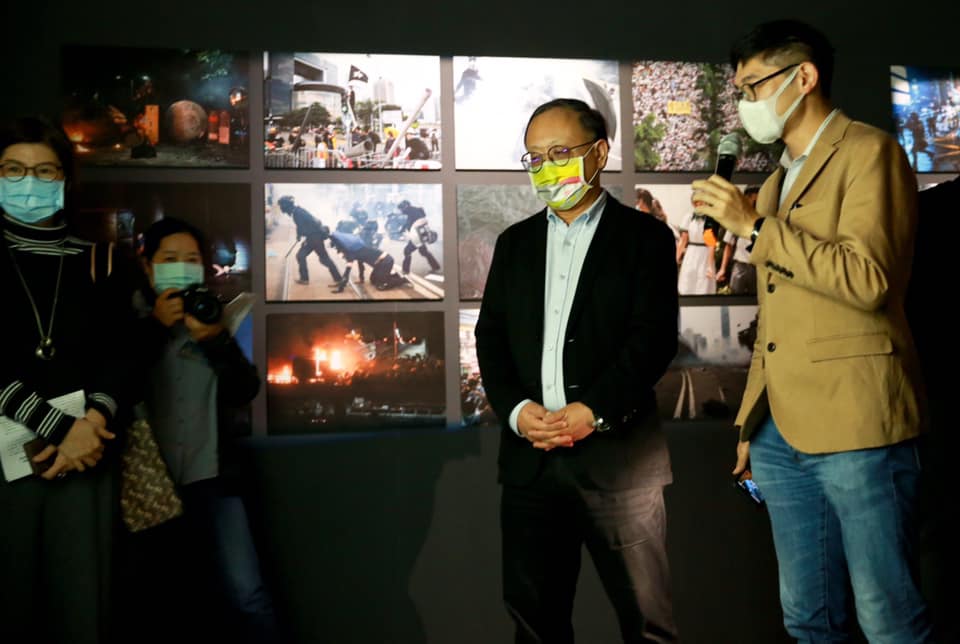 策展人莊坤儒在展場導覽「鏡頭的凝視」單元。 圖:擷取自高雄市政府文化局臉書 策展人莊坤儒在展場導覽「鏡頭的凝視」單元。 圖:擷取自高雄市政府文化局臉書