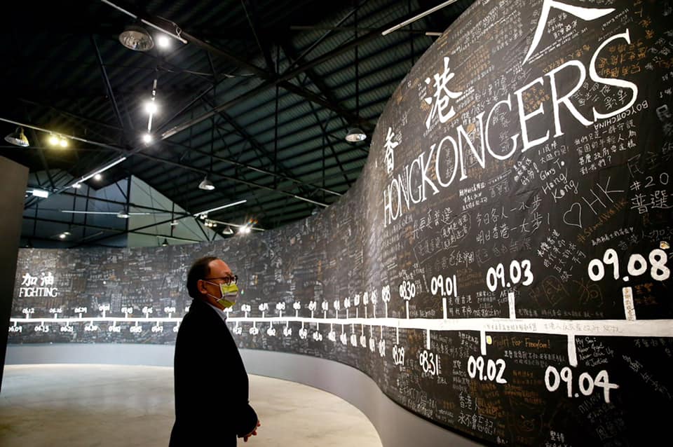 在展區入口長達40公尺的黑布上,有港人寫上參與反送中運動的心聲。 圖:擷取自高雄市政府文化局臉書 在展區入口長達40公尺的黑布上,有港人寫上參與反送中運動的心聲。 圖:擷取自高雄市政府文化局臉書